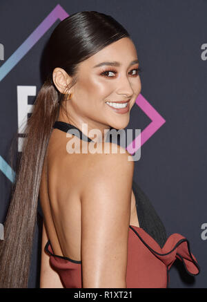 SHAY MITCHELL Canadian film actrice au People's Choice Awards 2018 au Barker Hangar le 11 novembre 2018 à Santa Monica, en Californie. Photo : Jeffrey Mayer Banque D'Images