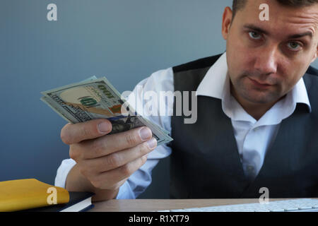 Concept de prêt personnel. L'homme offre de l'argent dans le bureau. Banque D'Images