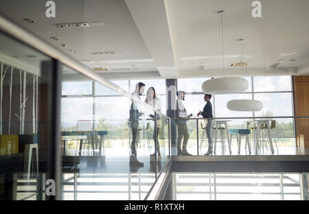 Groupe de gens d'affaires et de prendre les escaliers à pied dans un bureau Banque D'Images