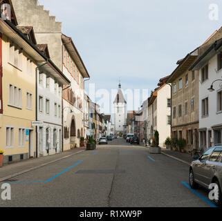 Schaffhausen, SH / Suisse - le 10 novembre 2018 : village historique de Schaffhausen presque complètement vide sur un début de week-end matin de repères et Banque D'Images