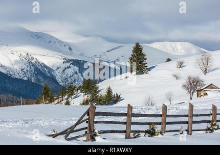 Matin d'hiver de montagne pittoresque paysage couvert de neige et chemin rural empreinte sur hill top (Ukraine, Carpates, tranquillité Dz pacifique Banque D'Images