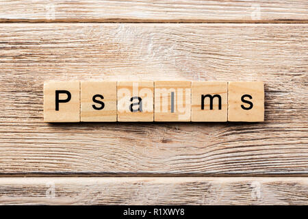 Psaumes mot écrit sur une cale en bois. psaumes texte sur table, concept. Banque D'Images