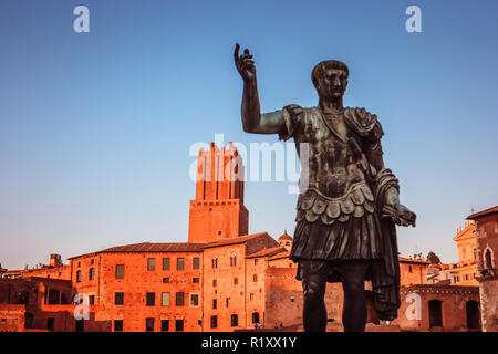 Statue en bronze de Jules César, dans les Fori Imperiali road au coucher du soleil, Rome, Italie Banque D'Images