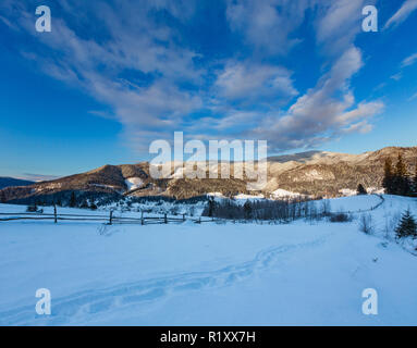 Lever du soleil au crépuscule du matin village de montagne des Carpates hiver Zelene en noir Cheremosh river valley entre Alp. Voir de la neige sur le chemin rural hill Banque D'Images