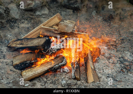 Cheminée avec beaucoup d'arbres prêts pour barbecue. Banque D'Images