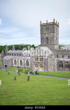 La Cathédrale de St David's fondée en tant que 6ème siècle, monastère de St David's, Pembrokeshire, Pays de Galles de l'Ouest. Banque D'Images