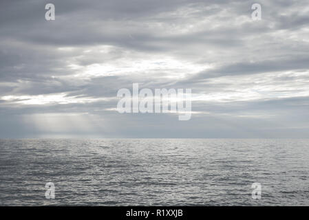 Les rayons du soleil percent nuage noir au-dessus de l'océan Atlantique au coucher du soleil au Pays de Galles Banque D'Images