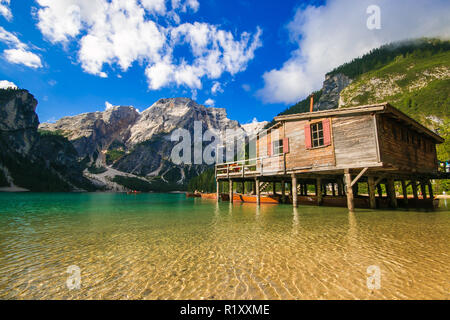 Paysage de l'été merveilleux lac Braies (Pragser Wildse) avec cabane en bois sur la rive et arbres et montagnes colorées sur l'arrière-plan, de Fanes-Sennes-Braies Banque D'Images