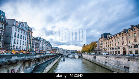Paris, France - 12 décembre 2014. Seine, la Seine, traverse la zone proche de la Cathédrale Notre Dame de Paris, France. Banque D'Images
