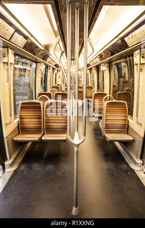 Paris, France - 12 décembre 2014. Un train vide du métro Parisien ou également connu sous le nom de métro à Paris. Banque D'Images