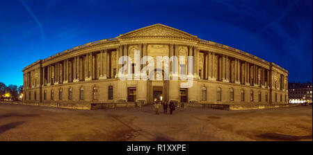 Paris, France - 12 décembre 2014. La colonnade de Claude Perrault dans Paris la nuit. Banque D'Images