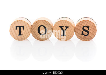 Mot des jouets de tuiles en bois circulaire avec des lettres d'enfants jouet. Concept de jeu et amusement écrit en lettres jouet pour enfants. Banque D'Images