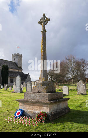 Des couronnes et des Croix du Souvenir au monument commémoratif de guerre de coquelicots pour la Grande Guerre de 1914-1918 - La première et la Seconde Guerre mondiale 1939-1945 dans le cimetière de Banque D'Images