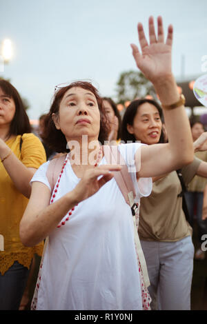 Hauts Bon Odori festivaliers s'amusant dansant au rythme de chansons folkloriques. Banque D'Images