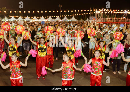 Encore de danseurs chinois dans le Bon Odori festival pour offrir la variété culturelle pour le festival. Banque D'Images