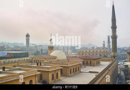 Le toit et minaret de la mosquée et Al-Hussain Citadelle de Saladin, vu à travers le brouillard du matin au sommet de la colline sur le contexte, Le Caire, Egypte Banque D'Images