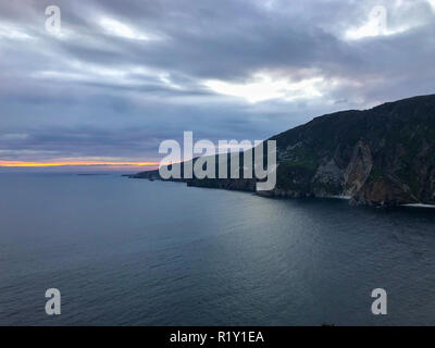 Falaises de Slieve Leagues au coucher du soleil. Il s'agit d'une randonnée sur la côte atlantique du comté de Donegal, Irlande. Au 601 mètres, il a une partie de la plus haute falaise mer Banque D'Images