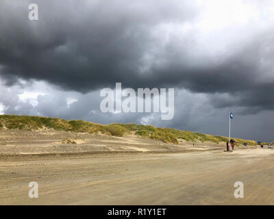 Sur la magnifique plage de Lakolk après de fortes pluies. Le Jutland, Danemark. Cette plage est favori pour le kitesurf, le surf etc. Banque D'Images