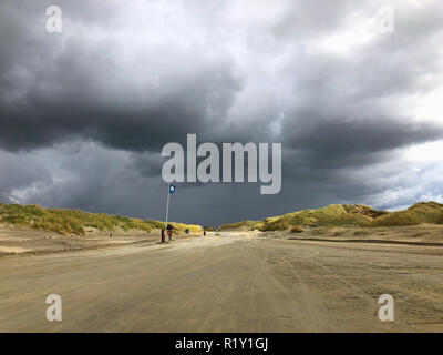 Sur la magnifique plage de Lakolk après de fortes pluies. Le Jutland, Danemark. Cette plage est favori pour le kitesurf, le surf etc. Banque D'Images