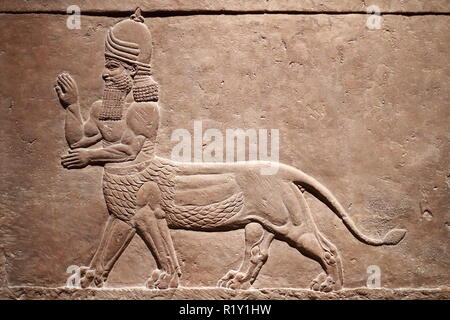 Relief assyrien représentant une Lamassu au British Museum, Londres, Royaume-Uni Banque D'Images