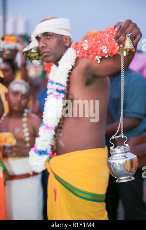 Grotte BATU, MALAISIE - 31 jan 2018 : dévots transportant paal kudam kavadi pendant Thaipusam Célébration 2018. Banque D'Images