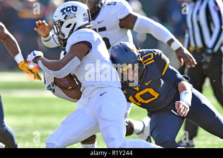 Morgantown, West Virginia, USA. 10 Nov, 2018. West Virginia Mountaineers linebacker DYLAN TONKERY (10) tente de s'attaquer à la TCU Horned Frogs running back DARIUS ANDERSON (6) pendant le Big 12 match de football joué à Mountaineer Field de Morgantown, WV. # 9 WVU beat TCU 47-10, Photo : Ken Inness/ZUMA/Alamy Fil Live News Banque D'Images