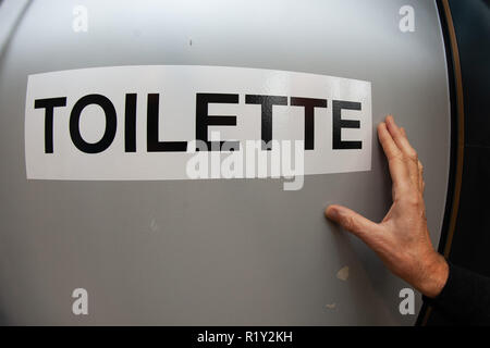 26 octobre 2018, Basse-Saxe, Göttingen : 'toilettes' se tient à la porte d'un toilettes unisexes ou All-Gender aussi-toilettes dans le bâtiment de l'école de l'Hainberg-Gymasium. Deux salles de toilettes de l'école, autrefois l'un pour les garçons et une pour les filles, ont été fournies avec le trait 'Toilette' et préparé pour les élèves, qui ne se trouvent pas dans un ordre de genre classique. Photo : Swen Pförtner/dpa Banque D'Images