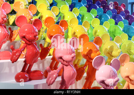 Tokyo, Japon. 15 Nov, 2018. Mickey Mouse 90 chiffres avec 90 couleurs différentes sont affichées pour une installation "Disney Mickey 90e anniversaire, Magie de couleur' à la Tokyo Midtown à Tokyo, le jeudi 15 novembre, 2018. Personnage de Disney Mickey Mouse célébrera son 90e anniversaire le 18 novembre. Credit : Yoshio Tsunoda/AFLO/Alamy Live News Banque D'Images