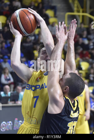 Opava, République tchèque. 14Th Nov, 2018. L-R LUKAS BUKOVJAN (Opava) et FERRAN BASSAS (Tenerife) en action lors de la Ligue des Champions de basket-ball match du groupe B BK Opava vs Tenerife Iberostar dans Opava, République tchèque, le 14 novembre 2018. Photo : CTK Jaroslav Ozana/Photo/Alamy Live News Banque D'Images