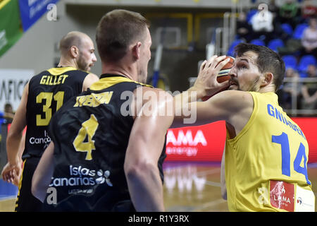 Opava, République tchèque. 14Th Nov, 2018. L-R PIERRE-ANTOINE GILLET, COLTON IVERSON (Tenerife) et Martin GNIADEK (Opava) en action lors de la Ligue des Champions de basket-ball match du groupe B BK Opava vs Tenerife Iberostar dans Opava, République tchèque, le 14 novembre 2018. Photo : CTK Jaroslav Ozana/Photo/Alamy Live News Banque D'Images