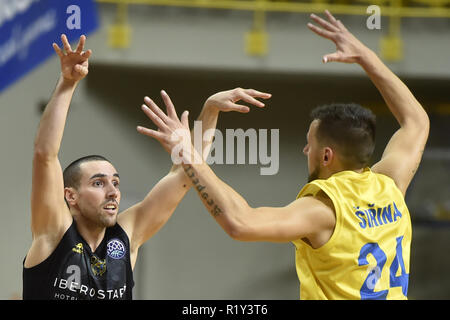 Opava, République tchèque. 14Th Nov, 2018. L-R FERRAN BASSAS (Tenerife) et JAKUB SIRINA (Opava) en action lors de la Ligue des Champions de basket-ball match du groupe B BK Opava vs Tenerife Iberostar dans Opava, République tchèque, le 14 novembre 2018. Photo : CTK Jaroslav Ozana/Photo/Alamy Live News Banque D'Images