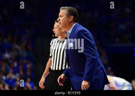 Lexington, Kentucky, USA. 14 novembre 2018, le Kentucky entraîneur-chef John Calipari ressemble sur NCAA lors d'un match de basket-ball universitaire entre l'Université du Dakota du Nord, la lutte contre les faucons et les Wildcats de Kentucky à Rupp Arena de Lexington, KY. Le Kentucky a gagné 96-58. Photo par Russell Hons/CSM Crédit : Cal Sport Media/Alamy Live News Banque D'Images