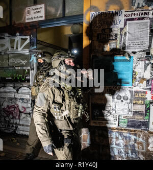 Berlin, Allemagne. 15 Nov, 2018. Les fonctionnaires SEK laissez une chambre au cours d'un raid sur Rigaer Straße à Berlin-Friedrichshain. Crédit : Paul Zinken/dpa/Alamy Live News Banque D'Images