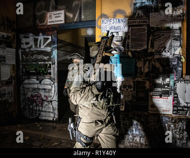 Berlin, Allemagne. 15 Nov, 2018. Les fonctionnaires SEK laissez une chambre au cours d'un raid sur Rigaer Straße à Berlin-Friedrichshain. Crédit : Paul Zinken/dpa/Alamy Live News Banque D'Images