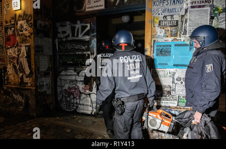 Berlin, Allemagne. 15 Nov, 2018. Les policiers entrent dans une maison pendant un raid sur Rigaer Straße à Berlin-Friedrichshain. Crédit : Paul Zinken/dpa/Alamy Live News Banque D'Images