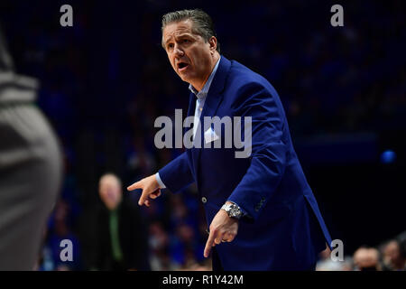 Lexington, Kentucky, USA. 14 novembre 2018, le Kentucky entraîneur-chef John Calipari réagit à un appel au cours d'un collège basket-ball NCAA match entre l'Université du Dakota du Nord, la lutte contre les faucons et les Wildcats de Kentucky à Rupp Arena de Lexington, KY. Le Kentucky a gagné 96-58. Photo par Russell Hons/CSM Crédit : Cal Sport Media/Alamy Live News Banque D'Images