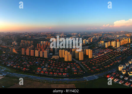 (181115) -- BEIJING, 15 novembre 2018 (Xinhua) -- photo aérienne prise le 25 septembre 2018 montre le centre de la capitale au coucher du soleil dans la ville de Beihai, Chine du Sud, région autonome Zhuang du Guangxi. Selon une déclaration publiée par le Bureau national des statistiques (NBS), les prix du logement dans les grandes villes chinoises sont restés stables en octobre, les gouvernements locaux ont continué de bien serré. D'un mois sur l'autre, les nouveaux prix de l'immobilier en Chine, quatre villes de premier rang - Pékin, Shanghai, Shenzhen et Guangzhou - étaient à plat avec le mois précédent. Nouveau prix de l'immobilier dans les villes a augmenté plus lentement Banque D'Images