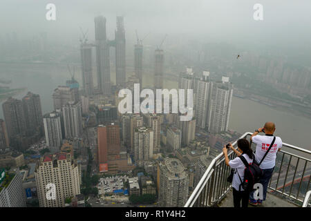 (181115) -- BEIJING, 15 novembre 2018 (Xinhua) -- Les participants se tiennent debout sur le toit d'un gratte-ciel comme ils prennent des photos d'immeubles de grande hauteur à Chongqing, au sud-ouest de la Chine, 18 juin 2018. Selon une déclaration publiée par le Bureau national des statistiques (NBS), les prix du logement dans les grandes villes chinoises sont restés stables en octobre, les gouvernements locaux ont continué de bien serré. D'un mois sur l'autre, les nouveaux prix de l'immobilier en Chine, quatre villes de premier rang - Pékin, Shanghai, Shenzhen et Guangzhou - étaient à plat avec le mois précédent. Nouveau prix de l'immobilier dans les villes a augmenté plus lentement tha Banque D'Images