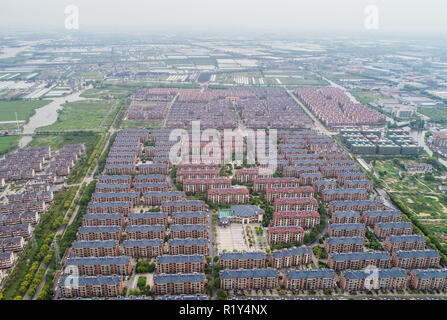 (181115) -- BEIJING, 15 novembre 2018 (Xinhua) -- photo aérienne prise par un drone le 21 avril 2018 dans Yaozhuang Taoyuanxincun montre la ville, la Communauté, la Chine de l'est la province de Zhejiang. Selon une déclaration publiée par le Bureau national des statistiques (NBS), les prix du logement dans les grandes villes chinoises sont restés stables en octobre, les gouvernements locaux ont continué de bien serré. D'un mois sur l'autre, les nouveaux prix de l'immobilier en Chine, quatre villes de premier rang - Pékin, Shanghai, Shenzhen et Guangzhou - étaient à plat avec le mois précédent. Nouveau prix de l'immobilier dans les villes de deuxième rang des capacités s Banque D'Images