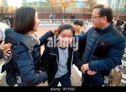 Busan, Séoul, Corée du Sud. 15 Nov 2018. Les enseignants à encourager un étudiant au secondaire (C) arrivant en face d'une salle d'examen de l'examen d'entrée à l'université nationale de Pusan, environ 420 km (261 milles) au sud-est de Séoul, Corée du Sud. La Corée du Sud a tenu l'examen d'entrée à l'université annuelle nationale, le Collège Scholastic Aptitude Test (CSAT) le jeudi et environ 540 000 candidats ont passé l'examen pour cette année. Credit : Lee Jae-Won/AFLO/Alamy Live News Banque D'Images