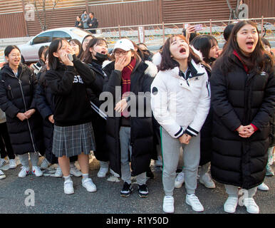 Busan, Séoul, Corée du Sud. 15 Nov 2018. Les élèves d'une école secondaire de l'école chanter la chanson en chœur qu'ils encourager leurs élèves réussissent dans leur examen d'entrée au collège en face d'une salle d'examen à Busan, à environ 420 km (261 milles) au sud-est de Séoul, Corée du Sud. La Corée du Sud a tenu l'examen d'entrée à l'université annuelle nationale, le Collège Scholastic Aptitude Test (CSAT) le jeudi et environ 540 000 candidats ont passé l'examen pour cette année. Credit : Lee Jae-Won/AFLO/Alamy Live News Banque D'Images