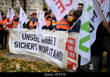 Berlin, Allemagne. 15 Nov, 2018. Les manifestants sont devant le ministère fédéral de l'économie avec un panneau disant 'Notre travail garantit la prospérité" au début de la réunion de la commission de charbon. Les démonstrations seront faites pour le maintien de l'emploi. Credit : Britta Pedersen/dpa-Zentralbild/dpa/Alamy Live News Banque D'Images