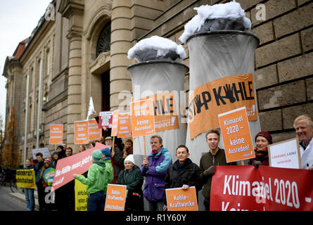 Berlin, Allemagne. 15 Nov, 2018. Les manifestants sont devant le ministère fédéral de l'économie, au début de la réunion de la Commission de charbon. Le coalausstig est requis. Credit : Britta Pedersen/dpa-Zentralbild/dpa/Alamy Live News Banque D'Images