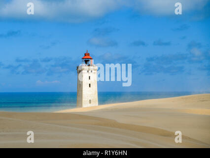 04 août 2018, le Danemark, l'Lönstrup : le phare et les dunes en mouvement Rubjerg Knude sur la côte ouest du Danemark près de Lönstrup. Le phare qui menacent de tomber dans la mer. (Dpa 'Rescue action pour célèbre phare danois' à partir de 15.11.2018) Photo : Patrick Pleul/dpa-Zentralbild/dpa Banque D'Images
