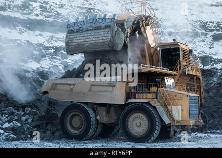 Moscou, Russie. 13Th Nov, 2018. Pelle minière un charge un chariot dans une mine à ciel ouvert mine de diamants en République de Sakha (Iakoutie), en Russie, le 13 novembre 2018. Alrosa, leader mondial de la diamond miner, a des activités en République de Sakha (Iakoutie) et Arkhangelsk Region, exécutant 11 pipes kimberlitiques et 16 dépôts d'alluvions dans le climat rigoureux de l'extrême nord. Credit : Bai Xueqi/Xinhua/Alamy Live News Banque D'Images