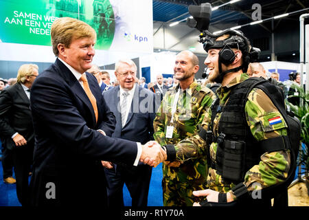 Ahoy Rotterdam, aux Pays-Bas. 15 Nov, 2018. Le roi Willem-Alexander des Pays-Bas visite la 30e conférence de l'industrie de la défense et de la sécurité dans la région de Ahoy Rotterdam, Pays-Bas, le 15 novembre 2018. Crédit : Patrick van Katwijk/ |/dpa/Alamy Live News Banque D'Images