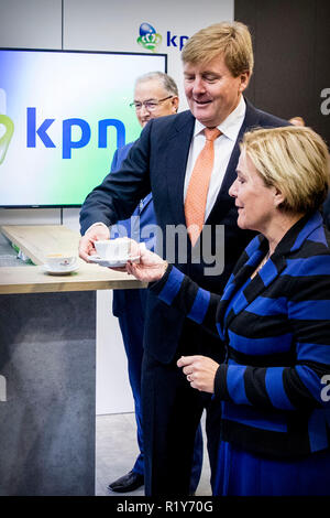 Ahoy Rotterdam, aux Pays-Bas. 15 Nov, 2018. Le roi Willem-Alexander des Pays-Bas visite la 30e conférence de l'industrie de la défense et de la sécurité dans la région de Ahoy Rotterdam, Pays-Bas, le 15 novembre 2018. Crédit : Patrick van Katwijk/ |/dpa/Alamy Live News Banque D'Images