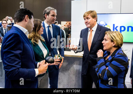 Ahoy Rotterdam, aux Pays-Bas. 15 Nov, 2018. Le roi Willem-Alexander des Pays-Bas visite la 30e conférence de l'industrie de la défense et de la sécurité dans la région de Ahoy Rotterdam, Pays-Bas, le 15 novembre 2018. Crédit : Patrick van Katwijk/ |/dpa/Alamy Live News Banque D'Images