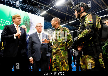 Ahoy Rotterdam, aux Pays-Bas. 15 Nov, 2018. Le roi Willem-Alexander des Pays-Bas visite la 30e conférence de l'industrie de la défense et de la sécurité dans la région de Ahoy Rotterdam, Pays-Bas, le 15 novembre 2018. Crédit : Patrick van Katwijk/ |/dpa/Alamy Live News Banque D'Images
