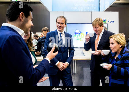 Ahoy Rotterdam, aux Pays-Bas. 15 Nov, 2018. Le roi Willem-Alexander des Pays-Bas visite la 30e conférence de l'industrie de la défense et de la sécurité dans la région de Ahoy Rotterdam, Pays-Bas, le 15 novembre 2018. Crédit : Patrick van Katwijk/ |/dpa/Alamy Live News Banque D'Images
